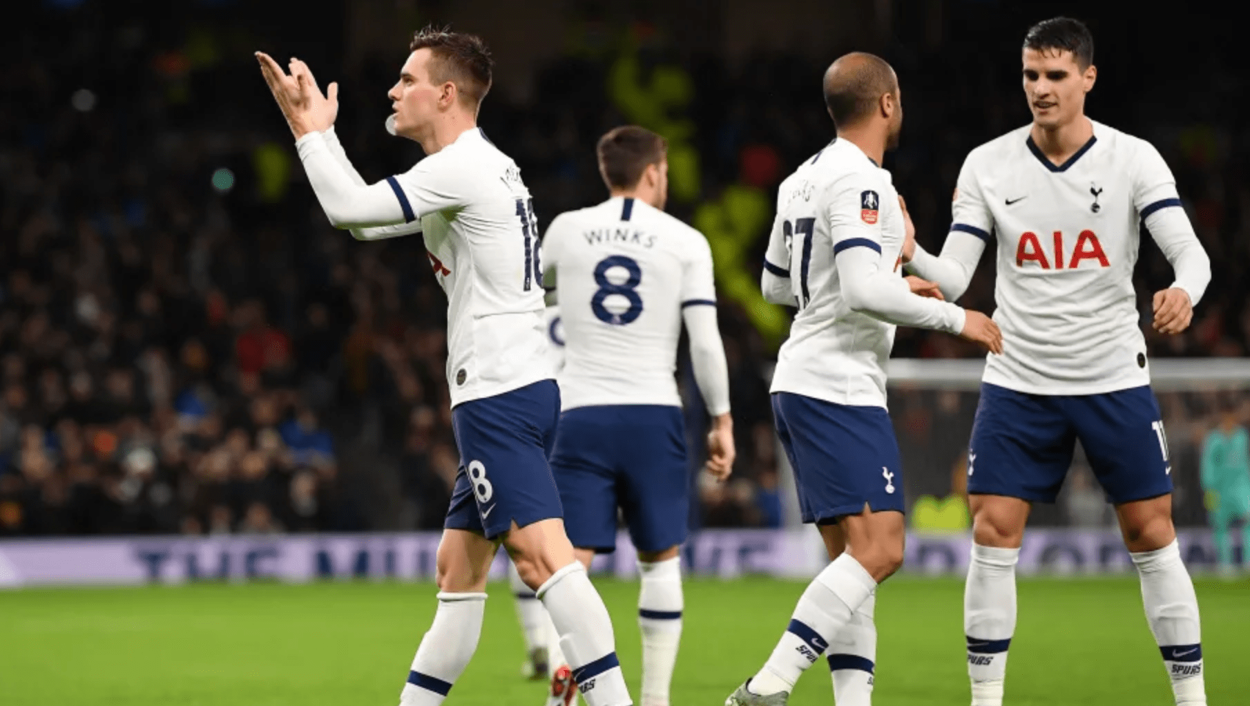 在争抢球权 在争抢球权